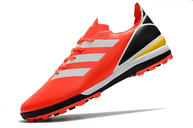 Adidas Zapatillas de fútbol para césped artificial de color naranja y negro con upper de sintético, cordones asimétricos y corte bajo 24