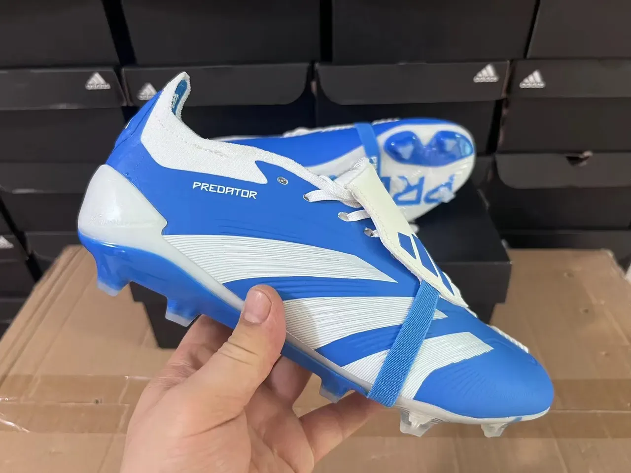Adidas Predator Chaussures de football bleu blanc basses coupe empieñadura synthétique superposition trois bandes terrain ferme 5
