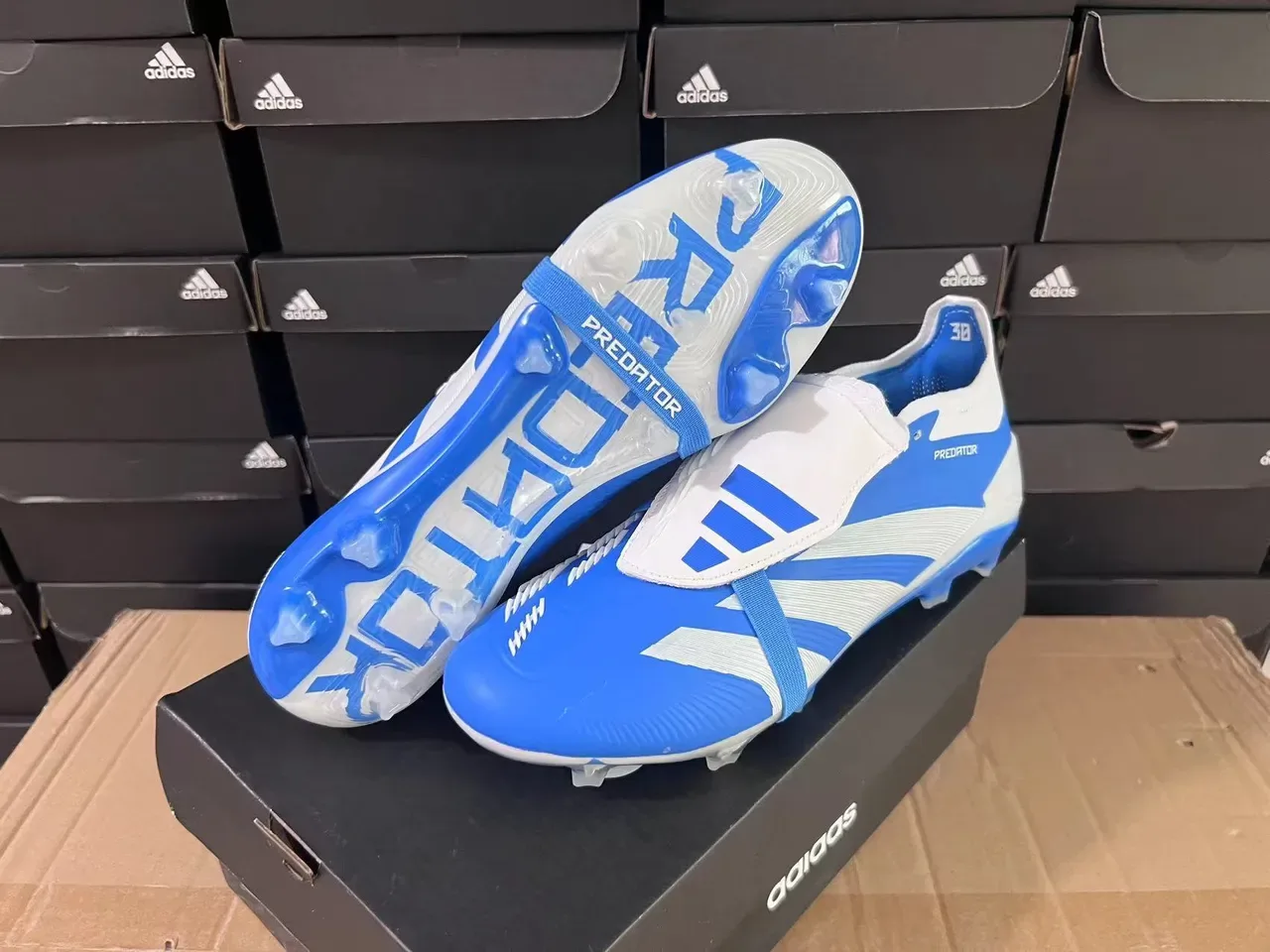Adidas Predator Chaussures de football bleu blanc basses coupe empieñadura synthétique superposition trois bandes terrain ferme 7