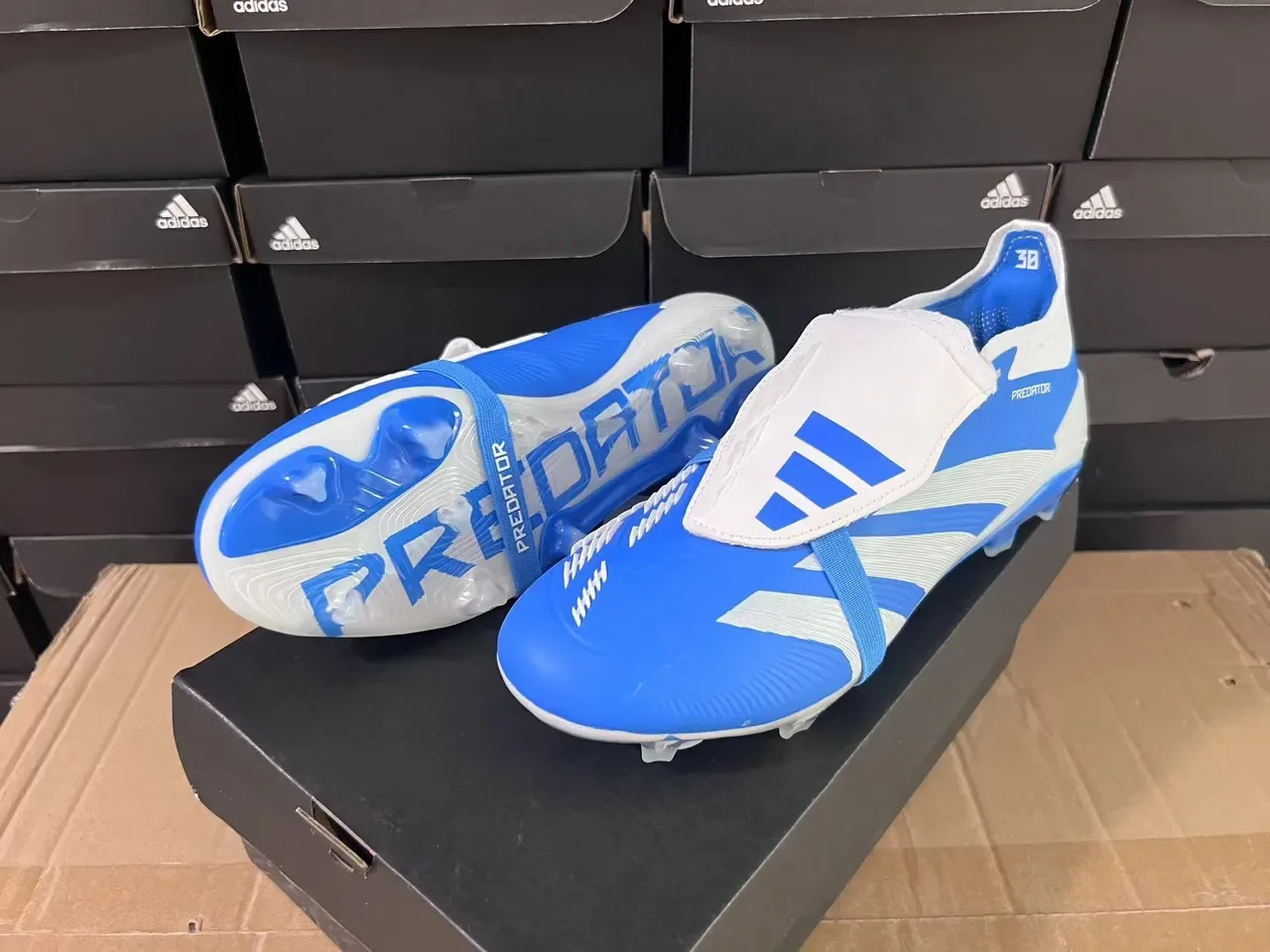 Adidas Predator Chaussures de football bleu blanc basses coupe empieñadura synthétique superposition trois bandes terrain ferme 8