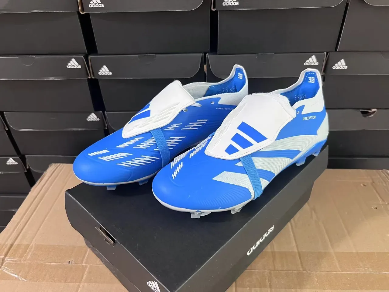 Adidas Predator Chaussures de football bleu blanc basses coupe empieñadura synthétique superposition trois bandes terrain ferme 9