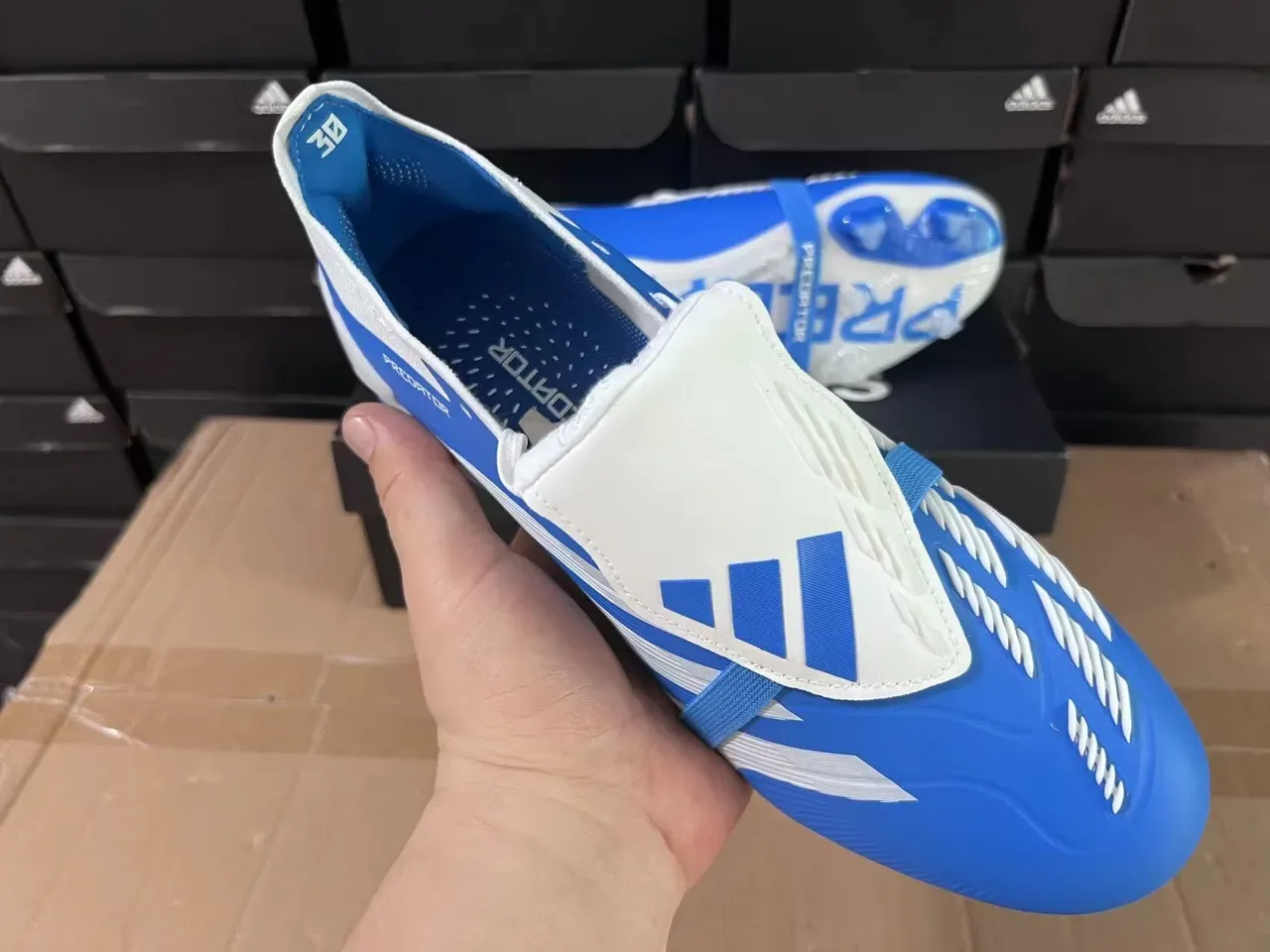 Adidas Predator Chaussures de football bleu blanc basses coupe empieñadura synthétique superposition trois bandes terrain ferme 10
