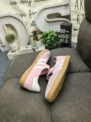 Adidas Samba 粉色和白色生活方式运动鞋 6