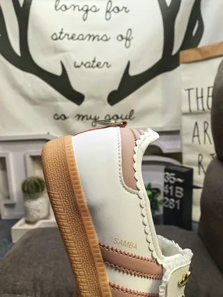 Adidas Samba Zapatos Mary Jane blanco y rosa sin cordones con ribete scalloped 3