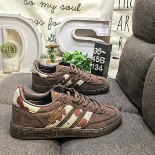 Adidas Spezial حذاء رياضي أسلوب الحياة بني وكريمي مطبوع بالبقر