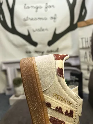 Adidas Spezial 棕色和米色牛皮纹生活方式运动鞋 3
