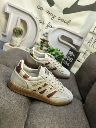 Adidas Spezial 棕色和米色牛皮纹生活方式运动鞋 9