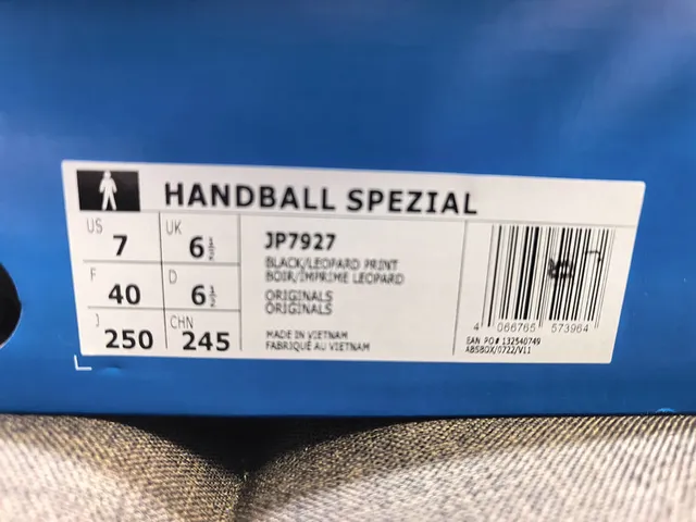 Adidas Spezial 棕色和米色牛皮纹生活方式运动鞋 12