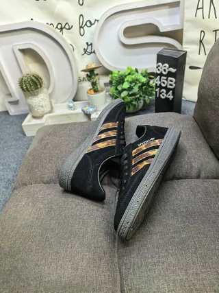 Adidas Spezial 棕色和米色牛皮纹生活方式运动鞋 16