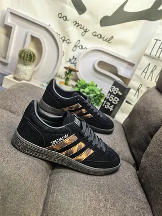 Adidas Spezial 棕色和米色牛皮纹生活方式运动鞋 19