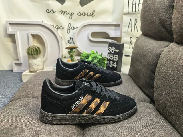 Adidas Spezial 棕色和米色牛皮纹生活方式运动鞋 21