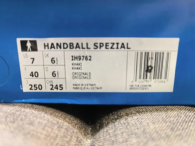 Adidas Spezial 棕色和米色牛皮纹生活方式运动鞋 22
