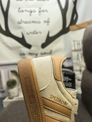 Adidas Spezial 棕色和米色牛皮纹生活方式运动鞋 23