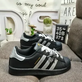 Adidas Superstar أحذية رياضية أسلوب حياة سوداء وفضية معدنية