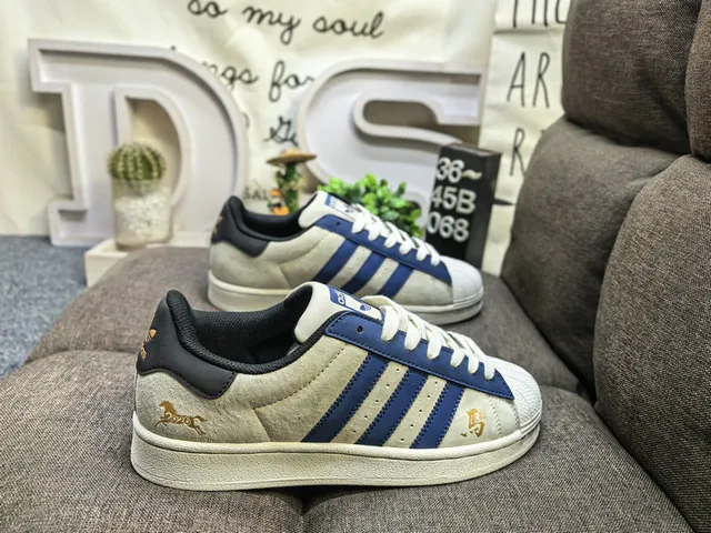 Adidas Superstar Off-White et Burgundy chaussures lifestyle 11
