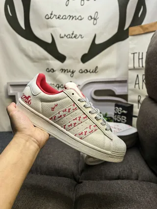 Adidas Superstar Off-White et Burgundy chaussures lifestyle 15