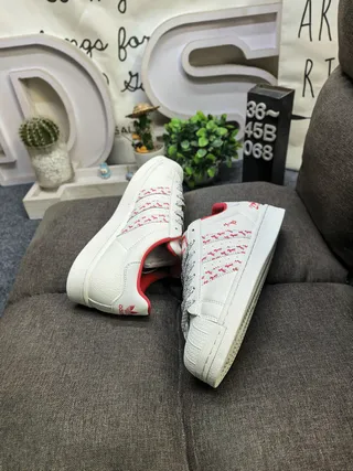 Adidas Superstar Off-White et Burgundy chaussures lifestyle 16