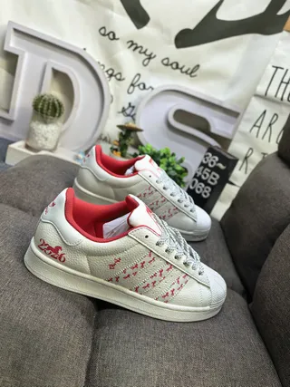 Adidas Superstar Off-White et Burgundy chaussures lifestyle 19