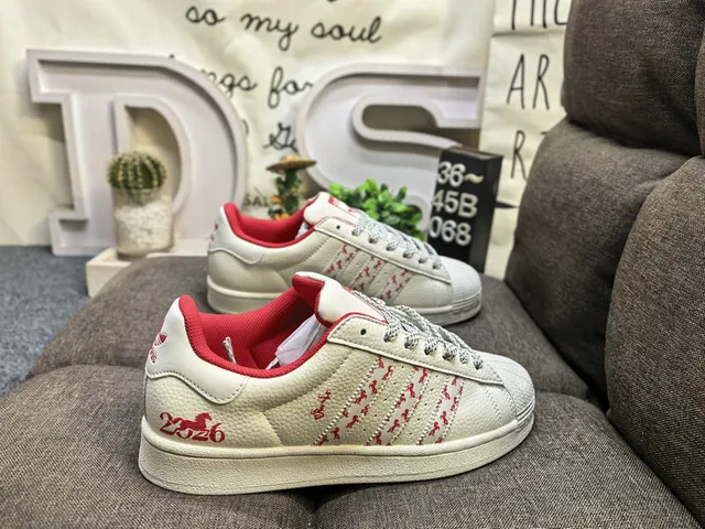Adidas Superstar Off-White et Burgundy chaussures lifestyle 21