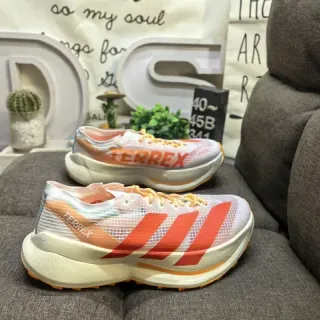 Adidas TERREX حذاء رياضي أبيض برتقالي علوة شبكية وسط منحوت نمط حياة