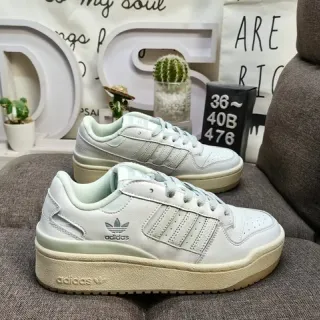 Adidas أبيض بيج منصة كعب ثلاث خطوط لوح جانبي حذاء نمط حياة