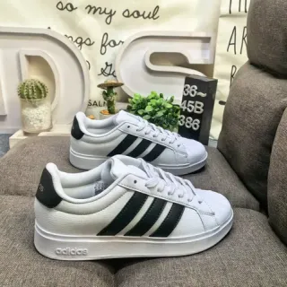 Adidas 白黑低帮 仿皮面 生活方式运动鞋