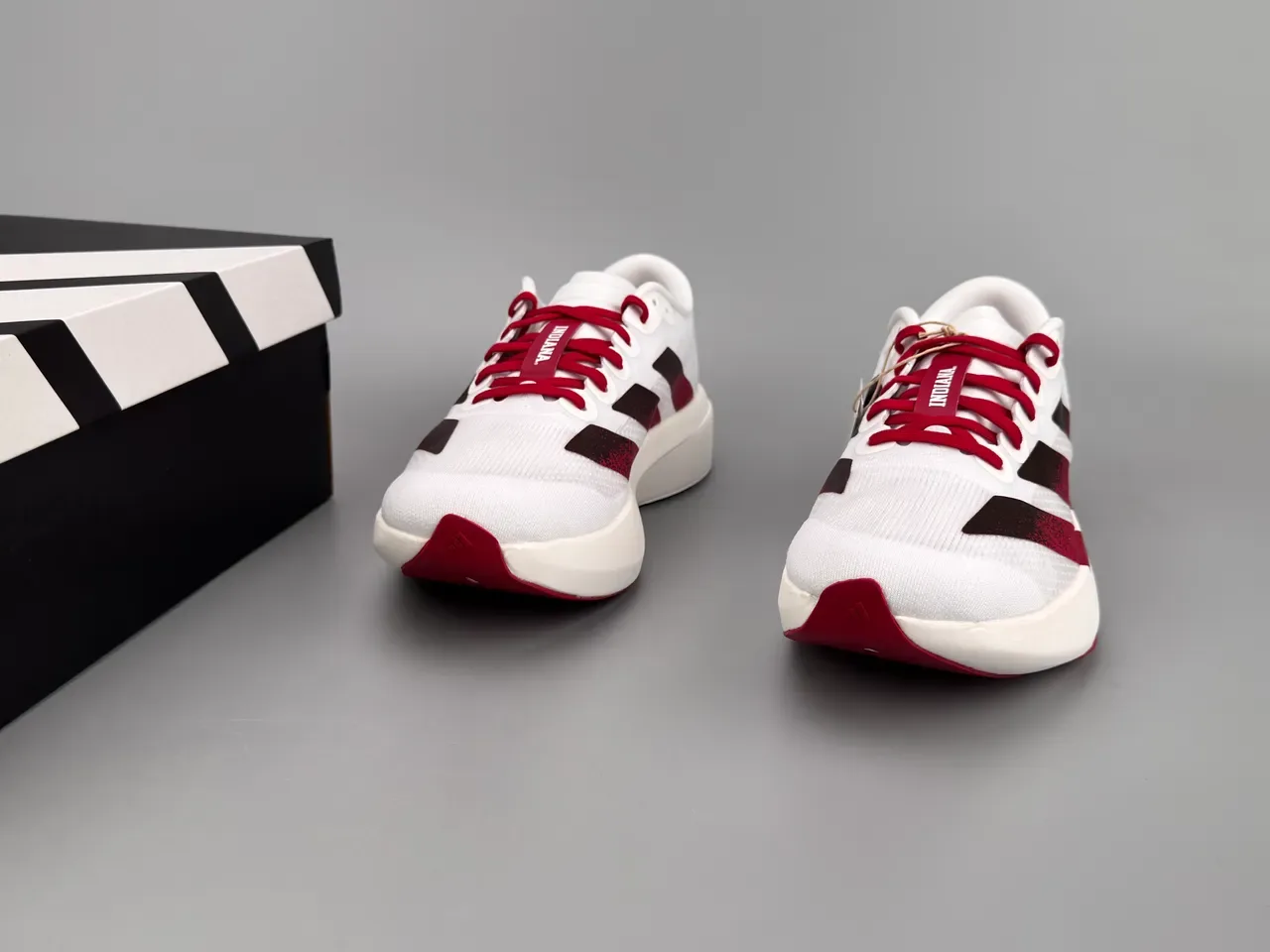 Adidas 白色 勃艮第 工程网面 渐变酒红色至黑色条纹设计 跑鞋 3