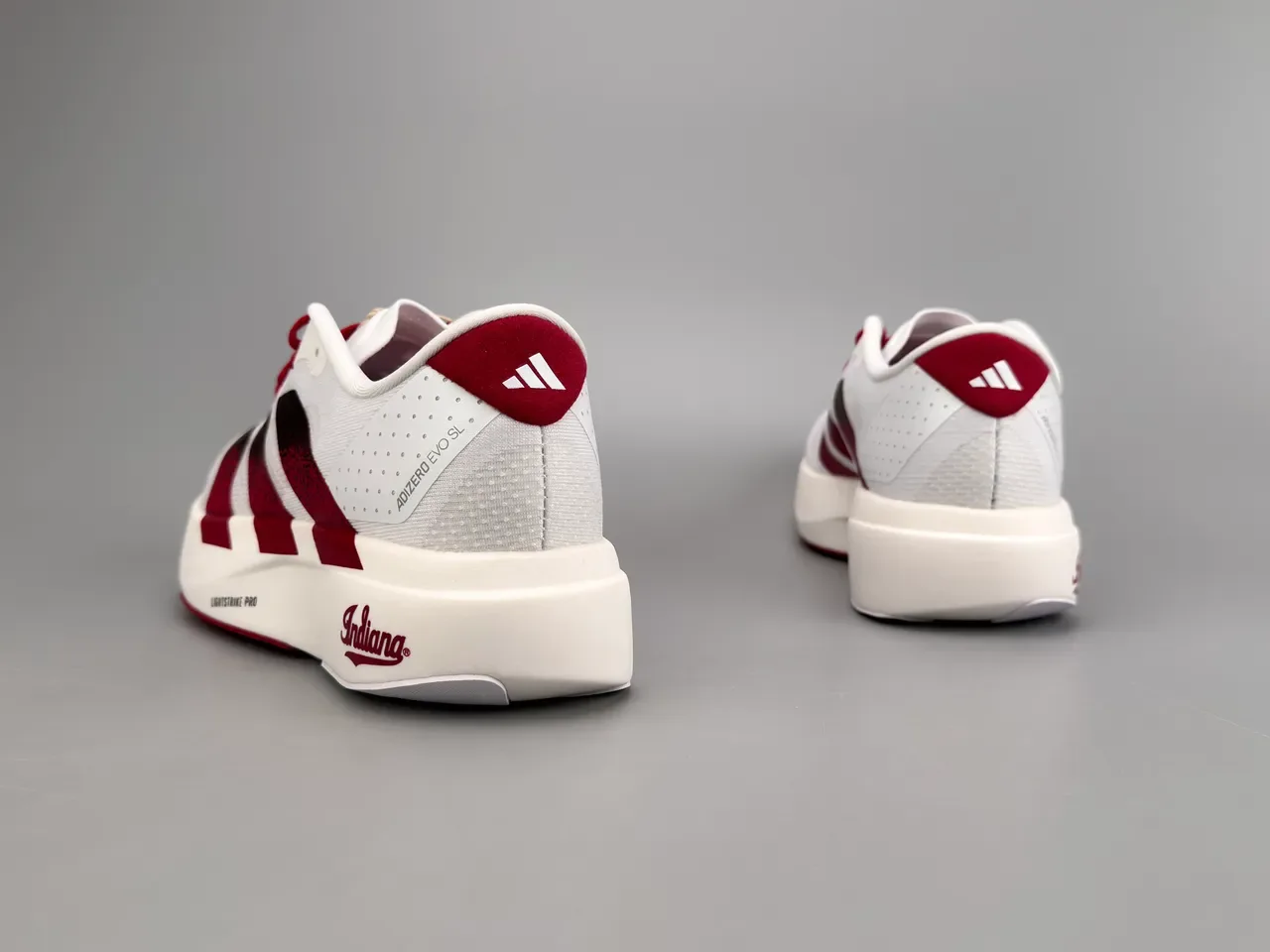 Adidas 白色 勃艮第 工程网面 渐变酒红色至黑色条纹设计 跑鞋 4