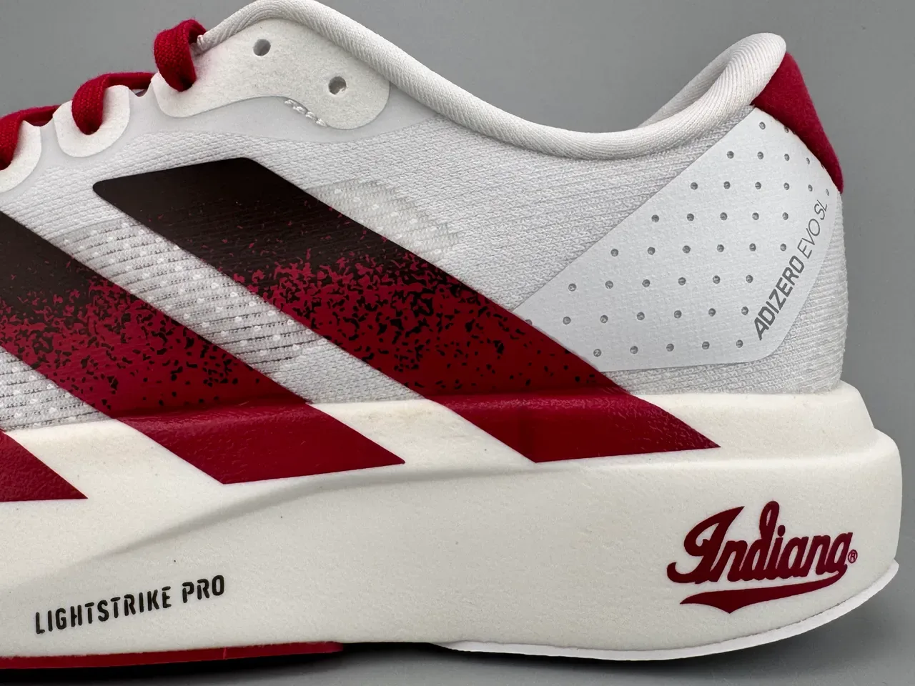 Adidas 白色 勃艮第 工程网面 渐变酒红色至黑色条纹设计 跑鞋 5