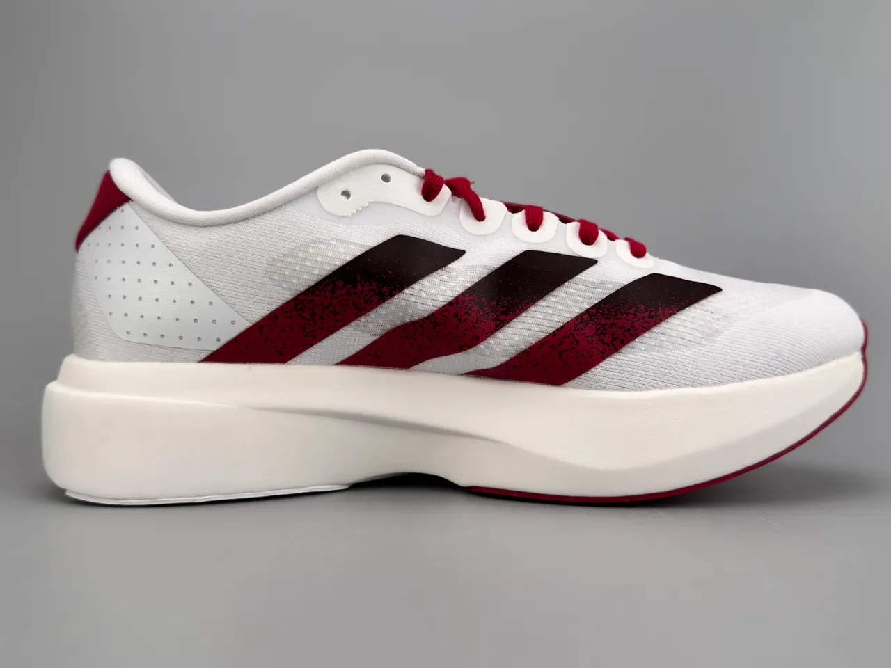 Adidas 白色 勃艮第 工程网面 渐变酒红色至黑色条纹设计 跑鞋 10