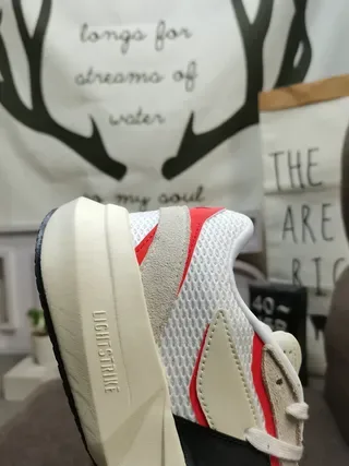 Adidas 白红厚底雕塑中底 网面和合成材料覆盖构造的生活方式运动鞋 3