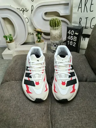 Adidas 白红厚底雕塑中底 网面和合成材料覆盖构造的生活方式运动鞋 10