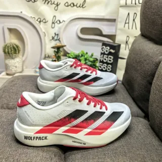 Adidas सफेद लाल हल्का वजन जाल अपर ग्रेजिएंट तीन स्ट्राइप डिजाइन रनिंग जूते