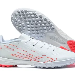 Adidas Sapatos de futebol turf branco e vermelho de baixo perfil com upper sintético e espigas cônicas