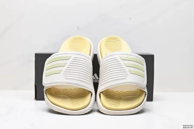 Adidas Blanc Jaune Semelle Ribetée Footbed Moulé Pantoufles 3