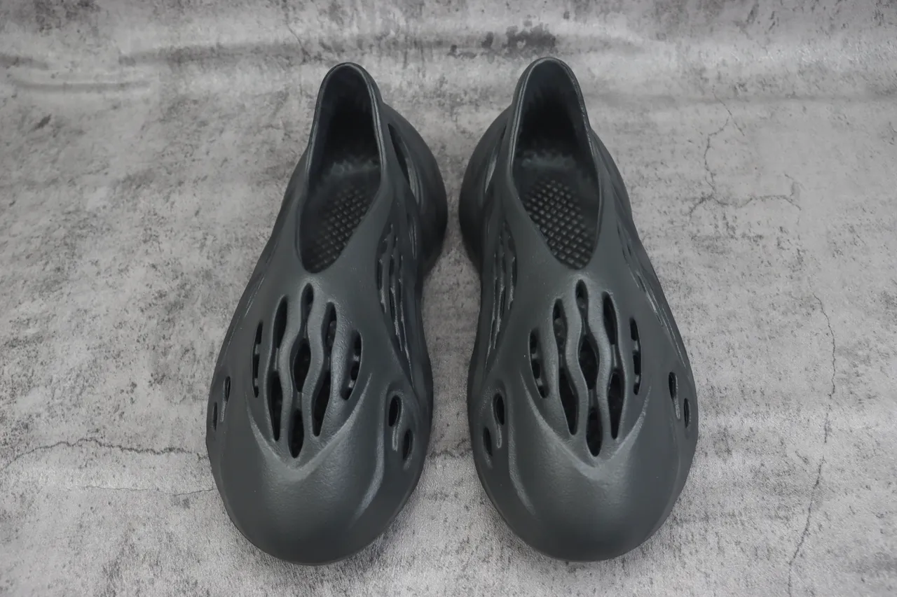 Adidas Yeezy Foam Runner 暗灰生活款运动鞋 2