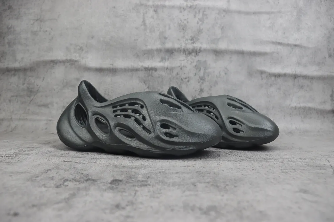 Adidas Yeezy Foam Runner 暗灰生活款运动鞋 3