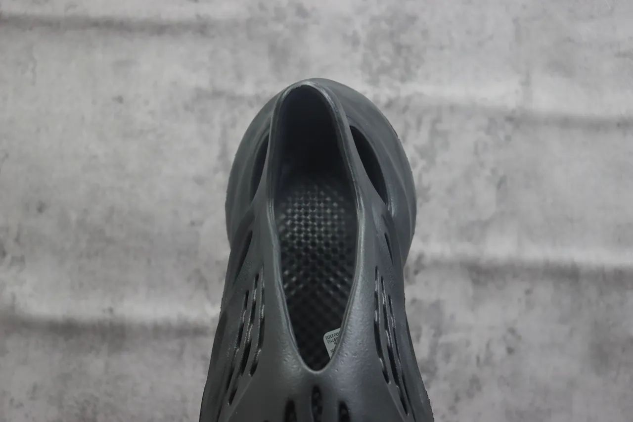 Adidas Yeezy Foam Runner 暗灰生活款运动鞋 4