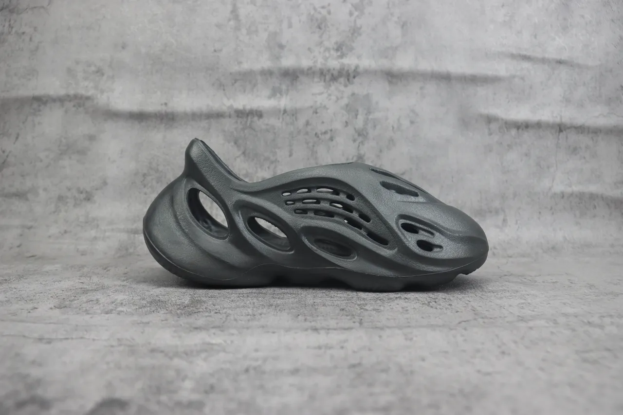 Adidas Yeezy Foam Runner 暗灰生活款运动鞋 7