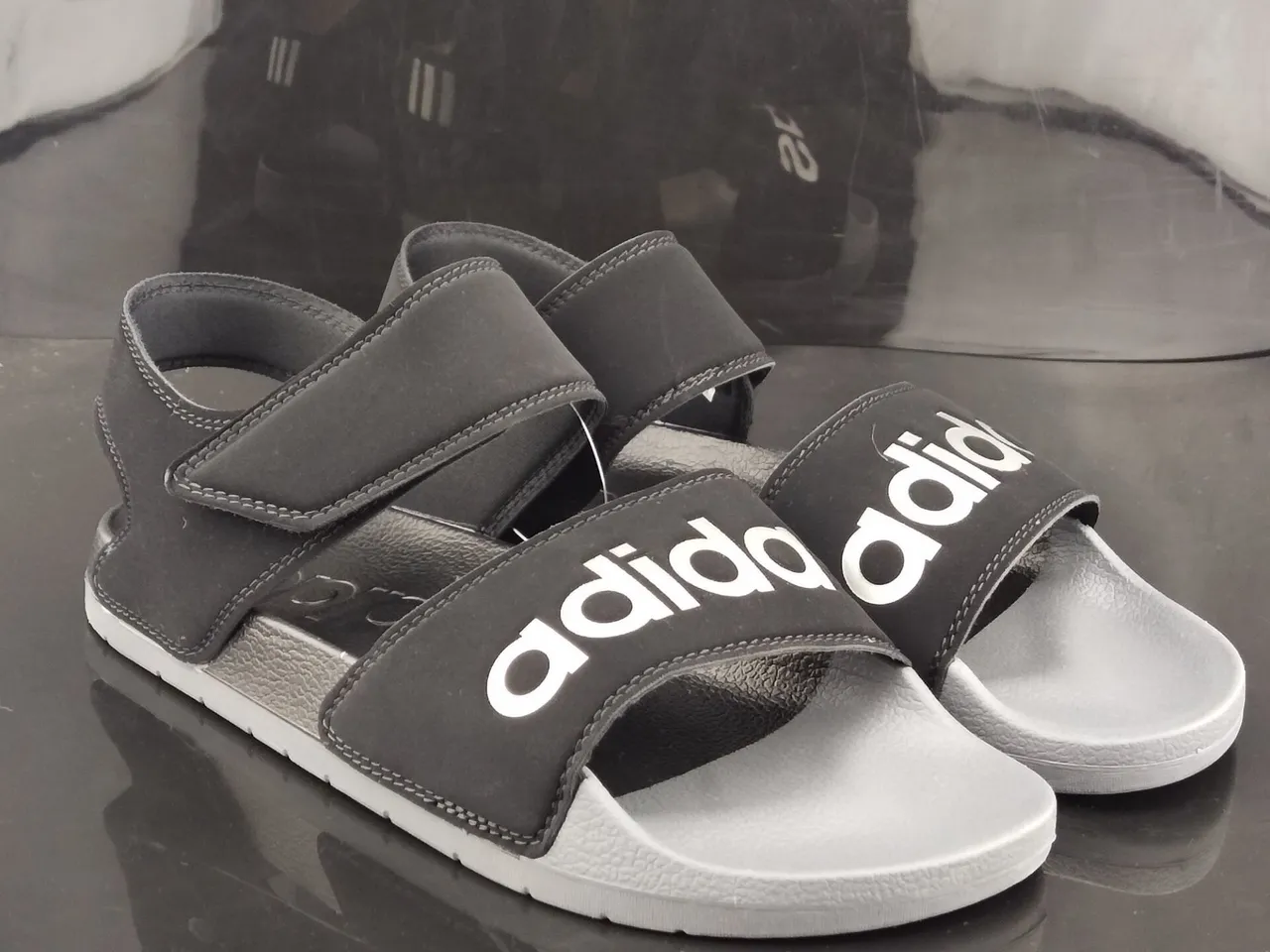 Adidas Yeezy Slide 黑色和灰色休闲凉鞋 4