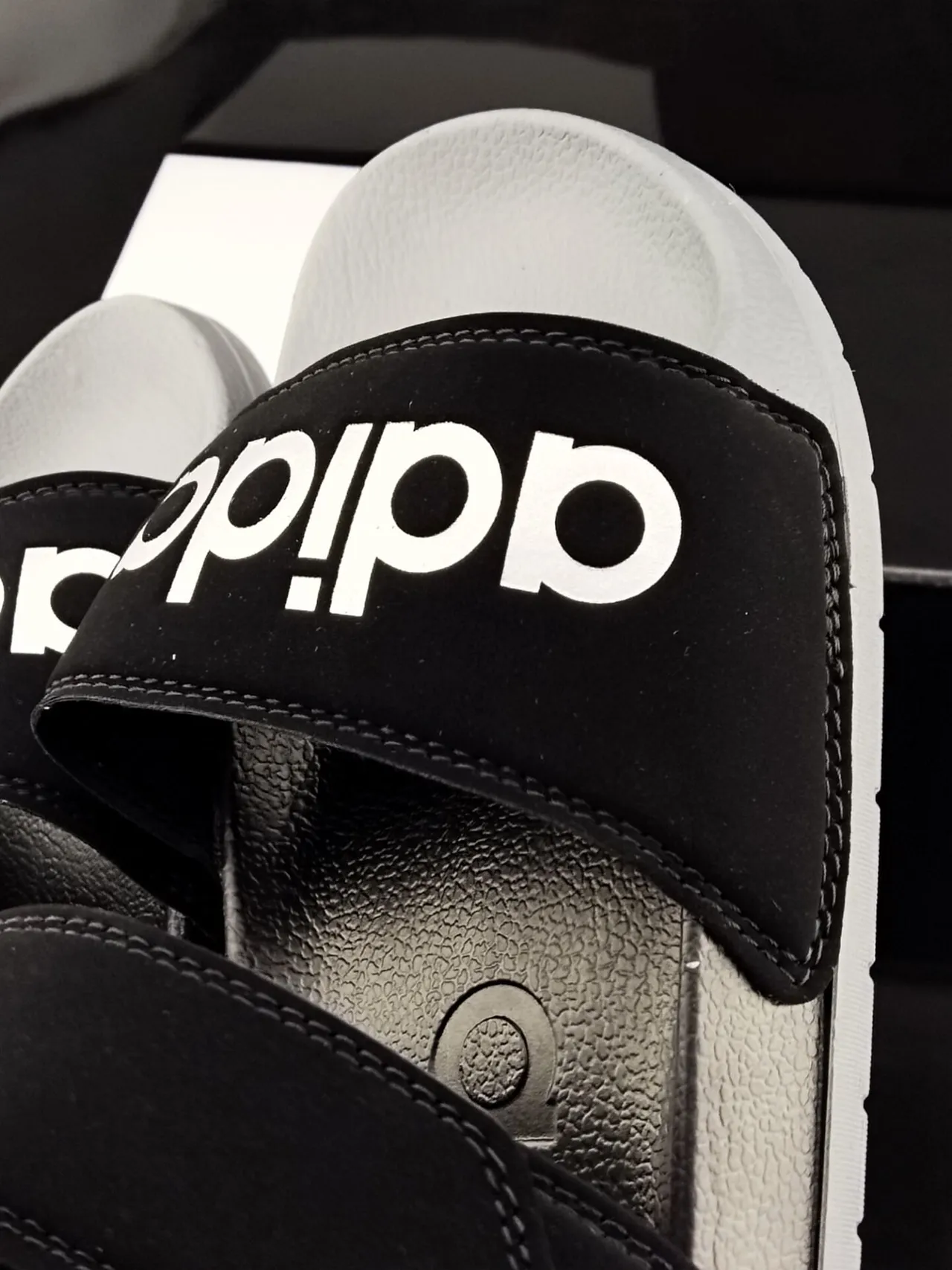 Adidas Yeezy Slide 黑色和灰色休闲凉鞋 6