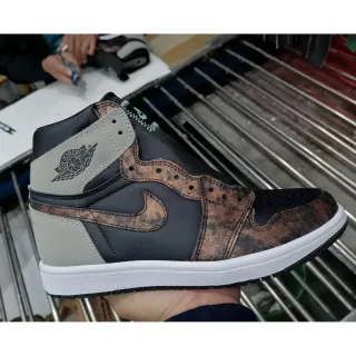 Air Jordan 1 أحذية كرة السلة عالية أسود وبني distressed overlay