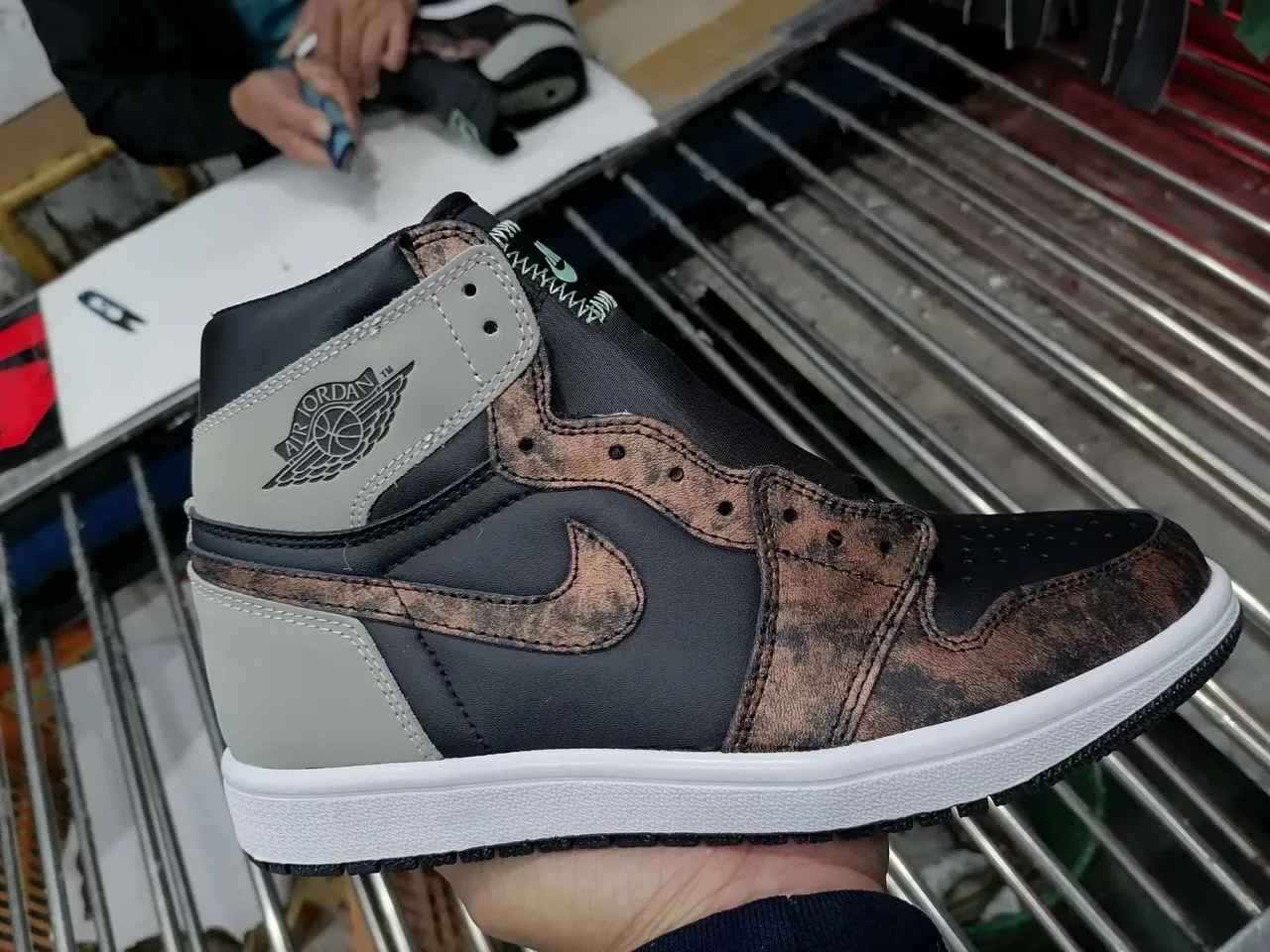 Air Jordan 1 High Top Negro Marrón Distressed Overlay Zapatillas de Baloncesto 2