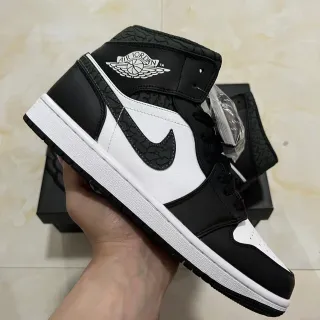 Tênis de basquete de cano alto Air Jordan 1 preto e branco com sobreposições texturizadas