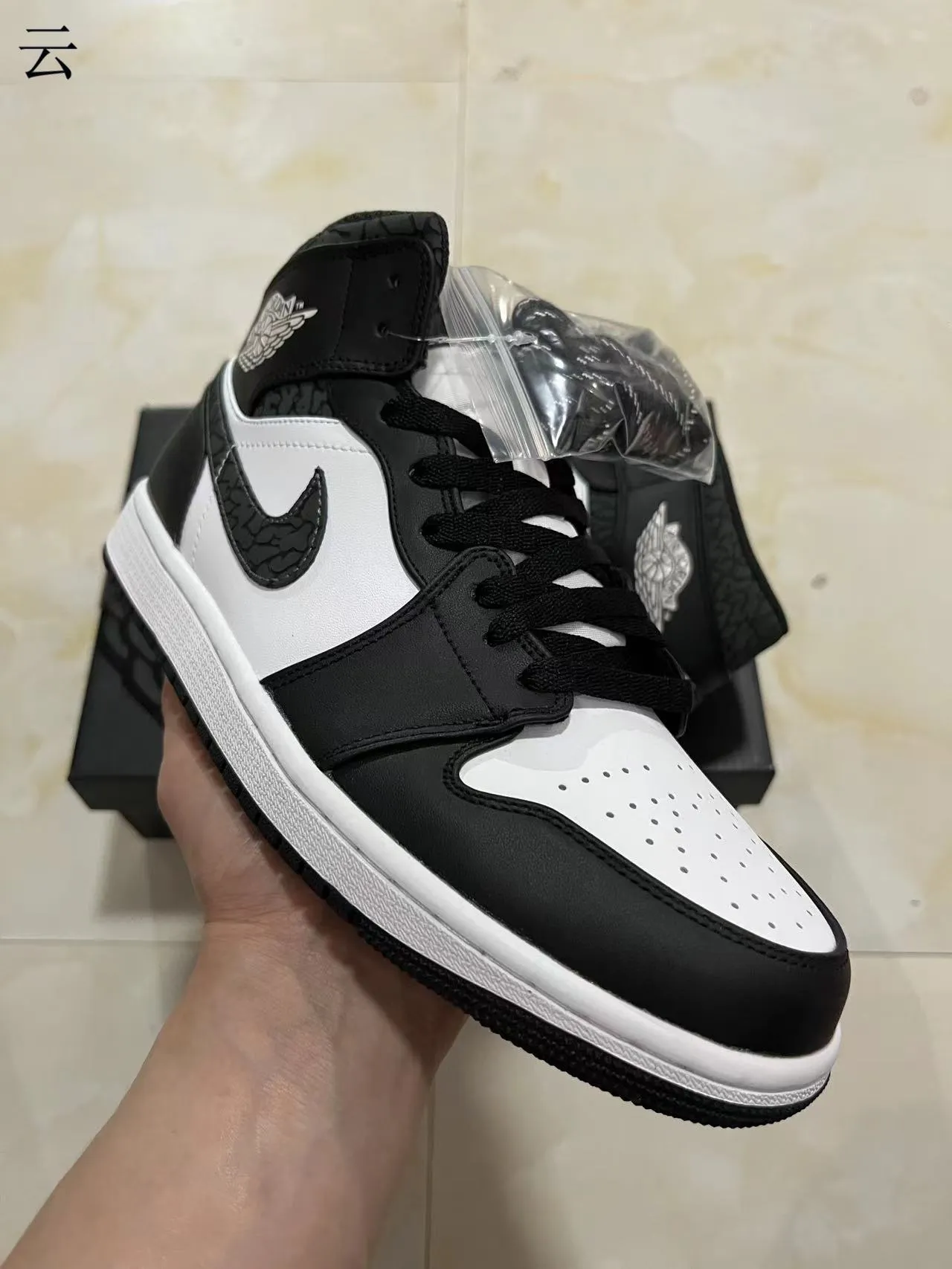Air Jordan 1 Black White High-Top Textured Overlays Basketball Shoes 2