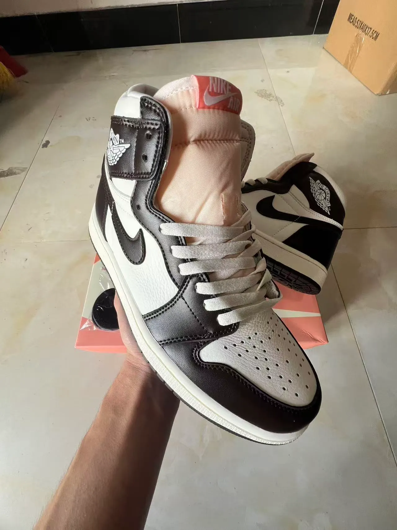 Chaussures de basketball Air Jordan 1 High blanc et noir 2