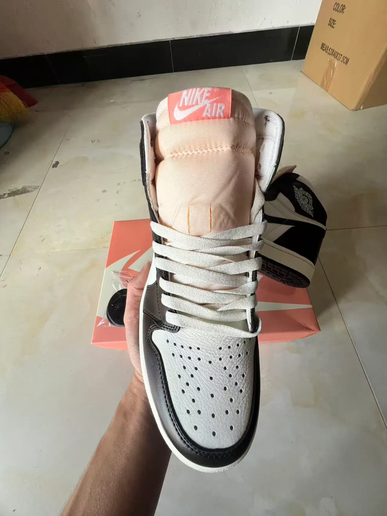 Chaussures de basketball Air Jordan 1 High blanc et noir 3