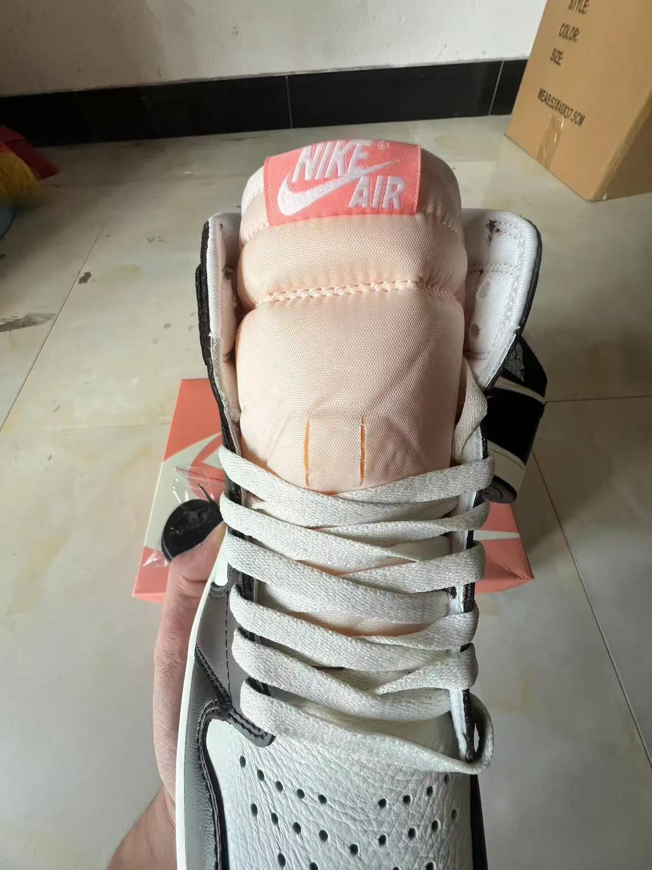Chaussures de basketball Air Jordan 1 High blanc et noir 4