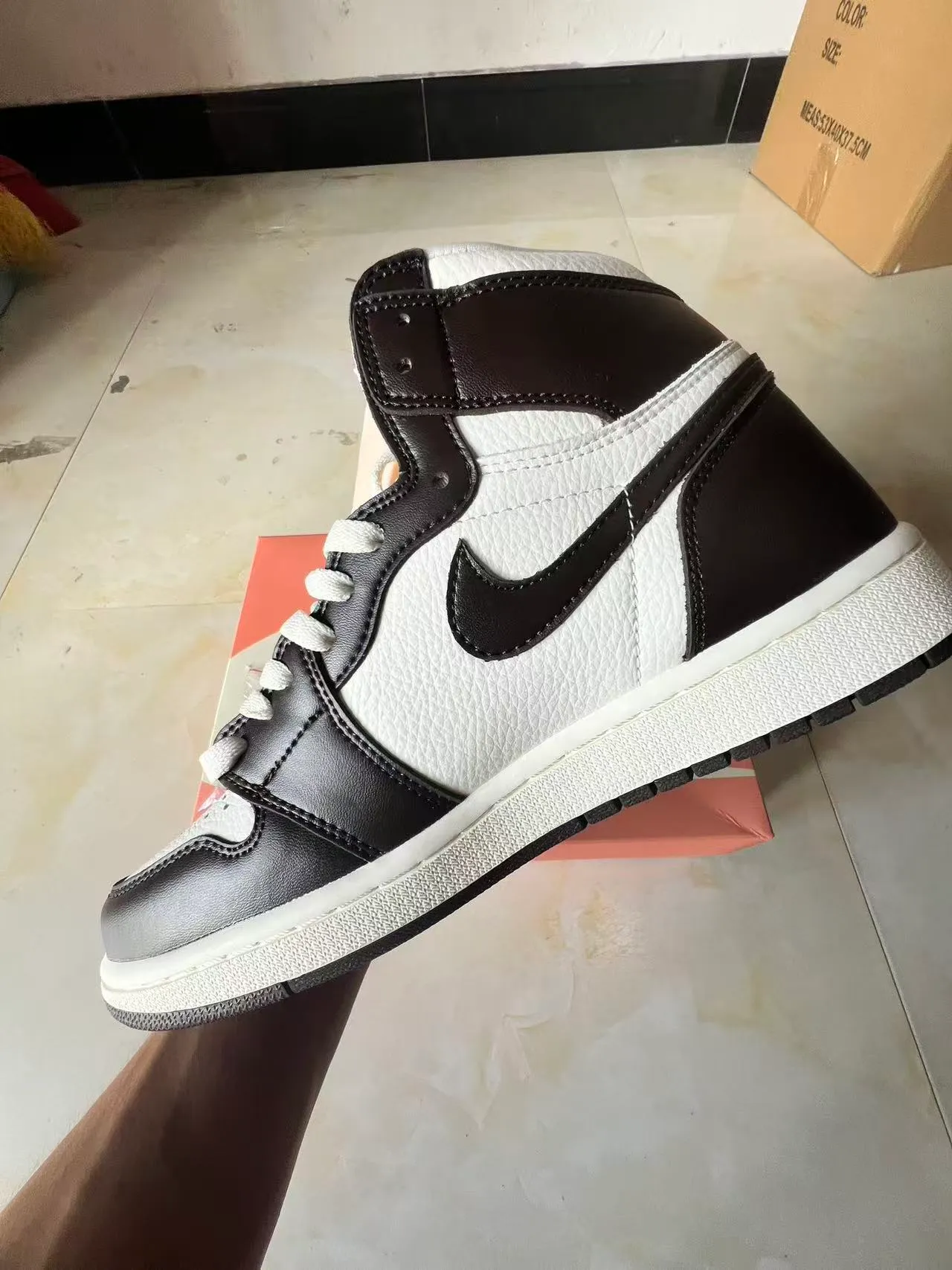 Chaussures de basketball Air Jordan 1 High blanc et noir 5