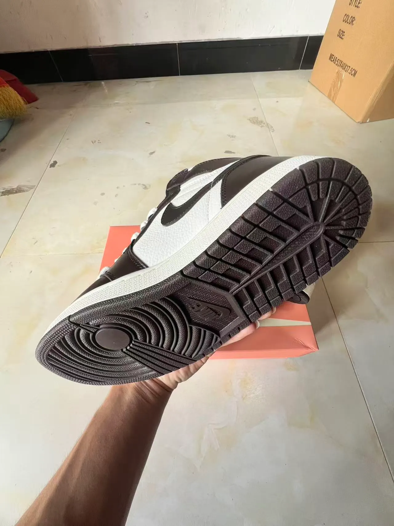 Chaussures de basketball Air Jordan 1 High blanc et noir 6
